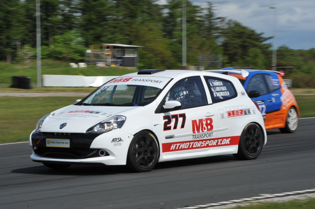 HT Motorsport og Team Sally Racing kæmpede hårdt om føringen i division 2. De to team sluttede dog i omvendt rækkefølge ved målstregen.